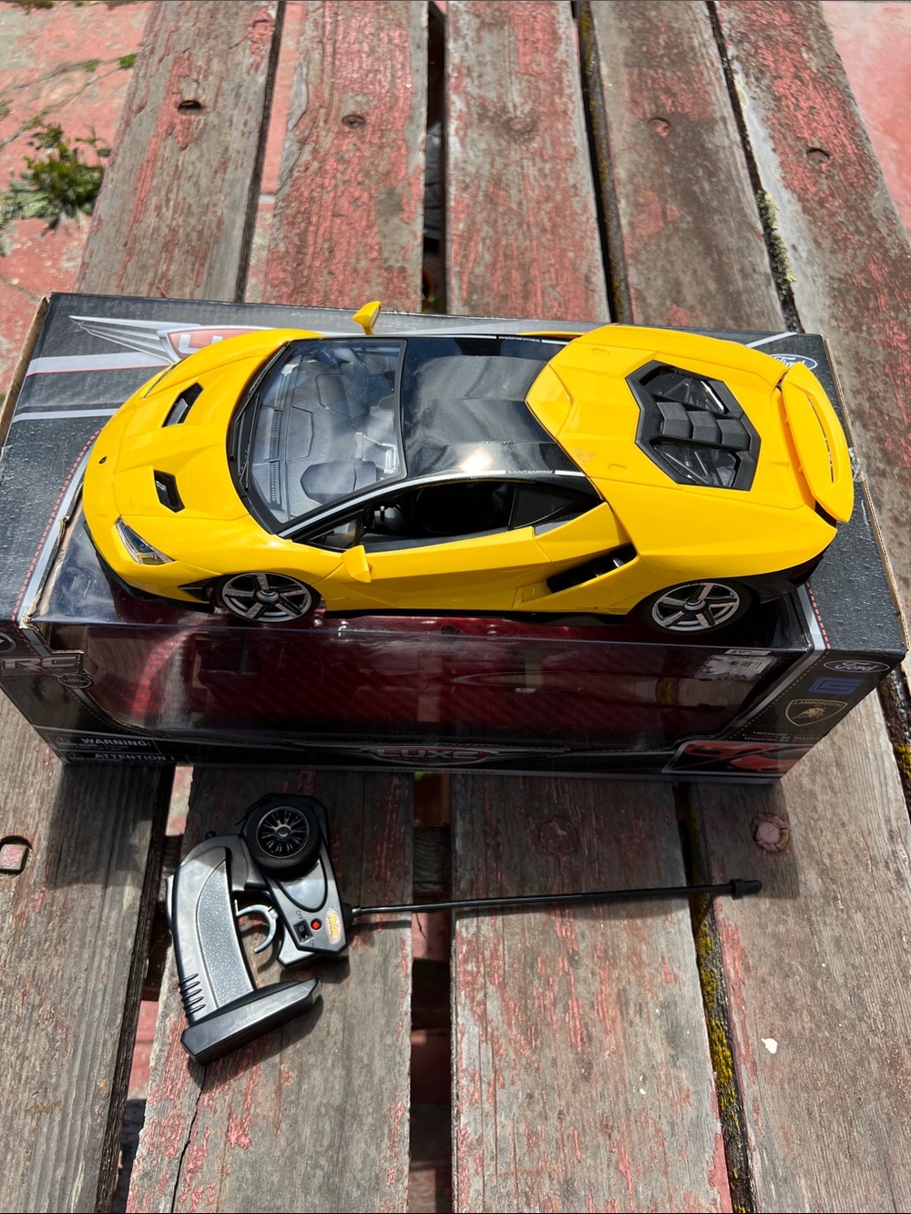 Luxe Yellow & Black Remote Control Sports Car